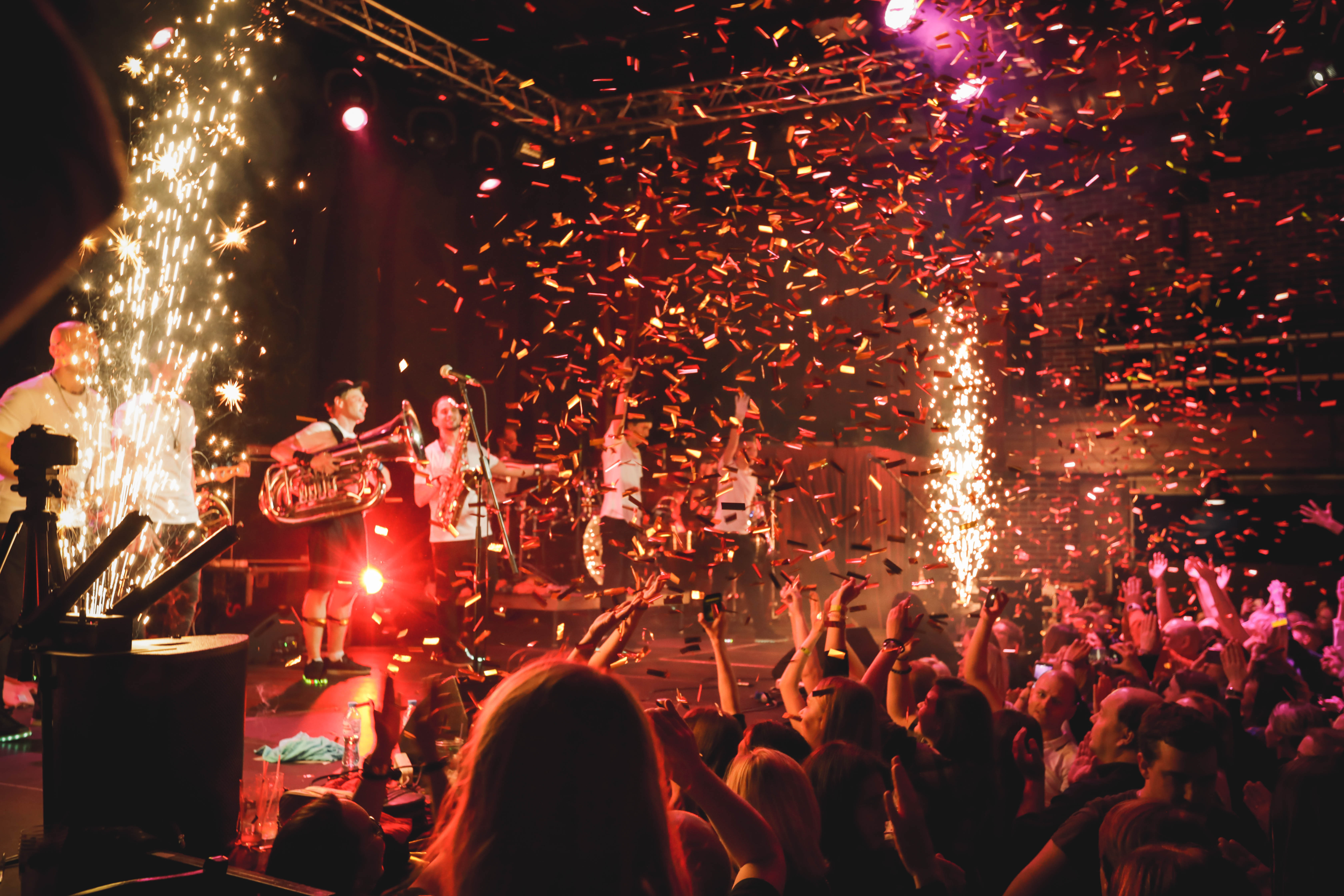 Выстрел пневмо конфетти + холодные фонтаны